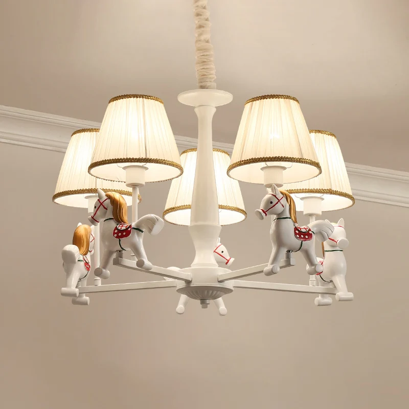 Geplooide stof, taps toelopend plafondverlichting Cartoon witte kroonluchterlamp met harspaard Clearhalo