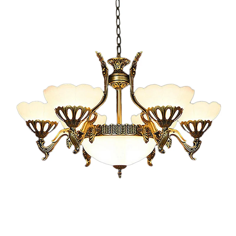Geschulpte woonkamer plafondhanger Traditionele witte glazen kroonluchter met 9 koppen messing afwerking Clearhalo