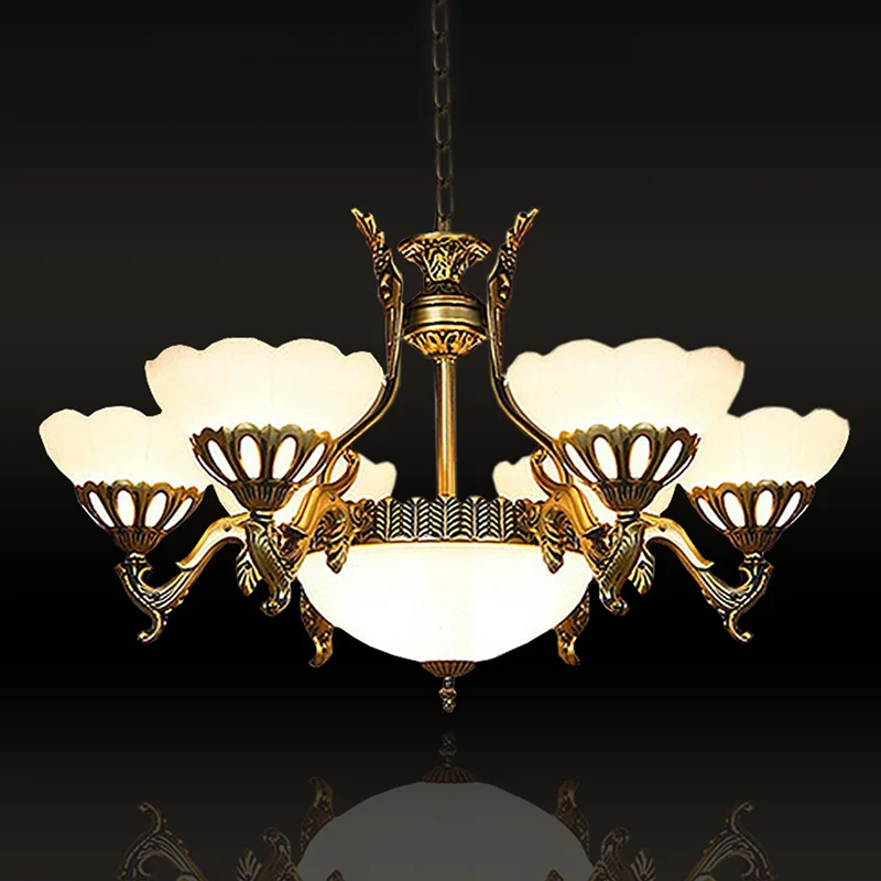 Geschulpte woonkamer plafondhanger Traditionele witte glazen kroonluchter met 9 koppen messing afwerking Clearhalo