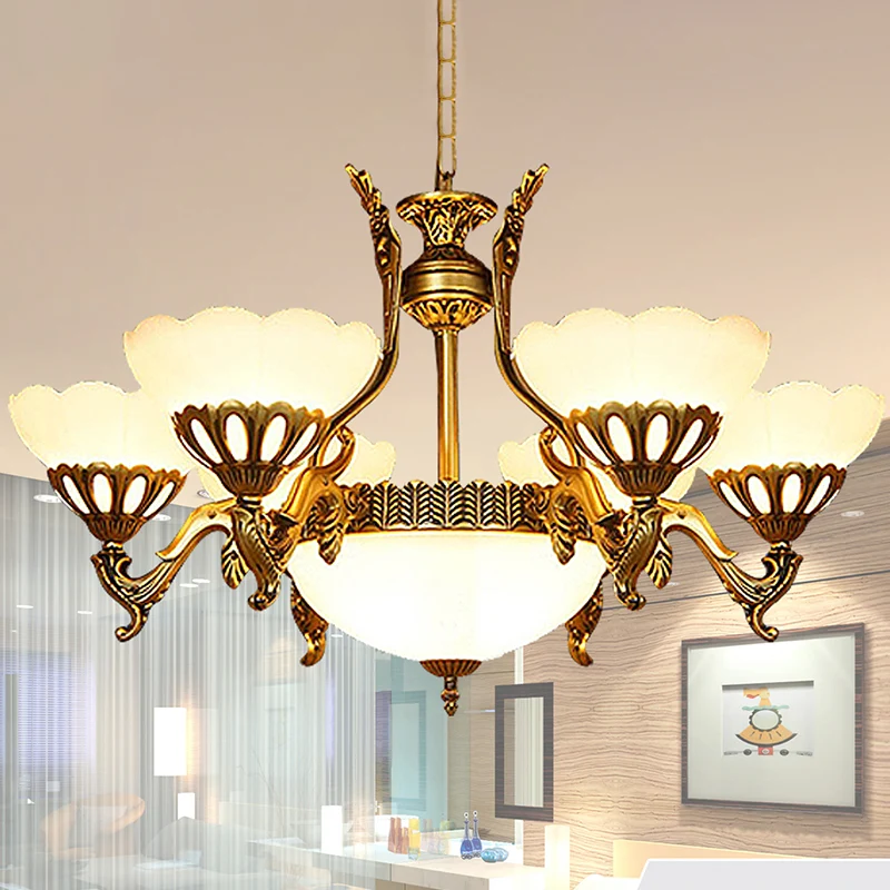 Geschulpte woonkamer plafondhanger Traditionele witte glazen kroonluchter met 9 koppen messing afwerking Clearhalo