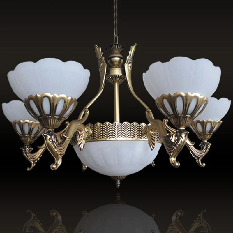 Geschulpte woonkamer plafondhanger Traditionele witte glazen kroonluchter met 9 koppen messing afwerking Clearhalo