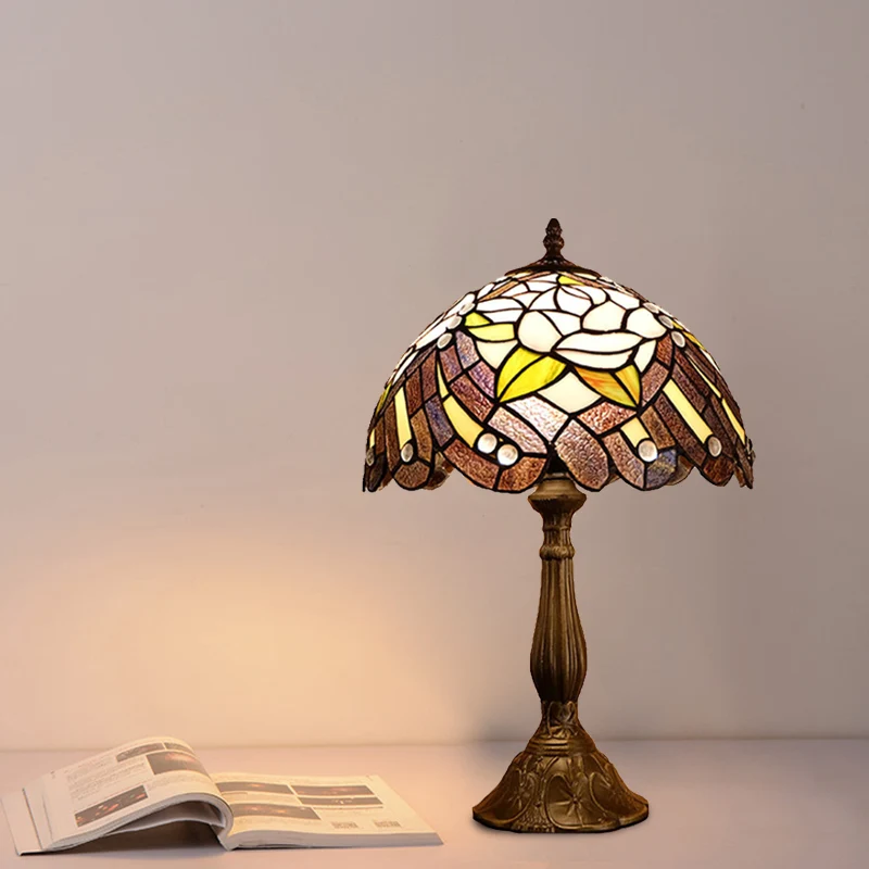 Geslepen glazen koepelvormige schaduw Nachtverlichting Victoriaanse 1-lichts rood/bruine tafellamp met bloemmotief voor na...