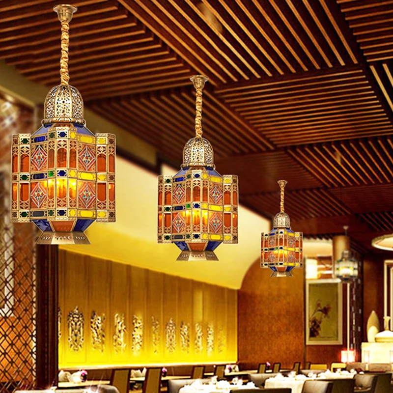 Geëtste lantaarn restaurant plafondlamp traditioneel gekleurd kunstglas 3 hoofden messing hangende kroonluchter Clearhalo