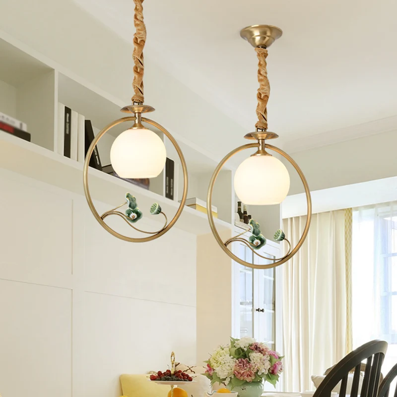 Globe-slingerlamp met enkele kop, traditionele hanglamp van goudwit glas met ring en lotusdecor Clearhalo
