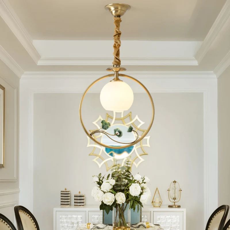 Globe-slingerlamp met enkele kop, traditionele hanglamp van goudwit glas met ring en lotusdecor Clearhalo