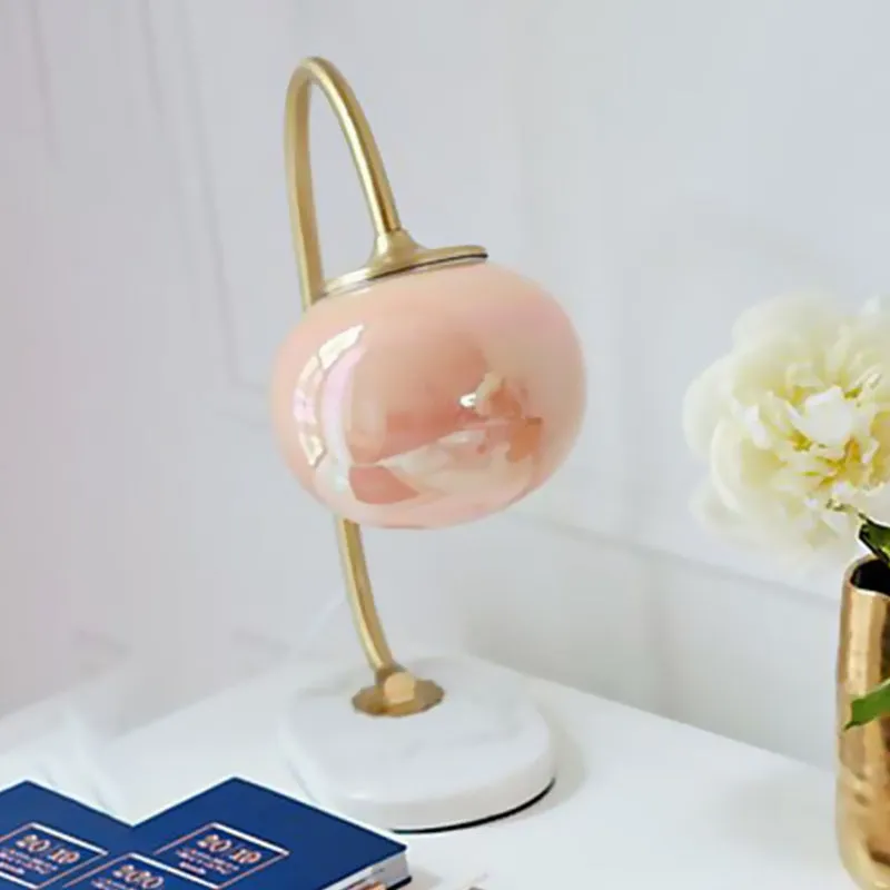 Gold Global Read Book Light Scandinavische stijl 1-koppige roze glazen nachttafellamp met metalen zwanenhalsarm Clearhalo