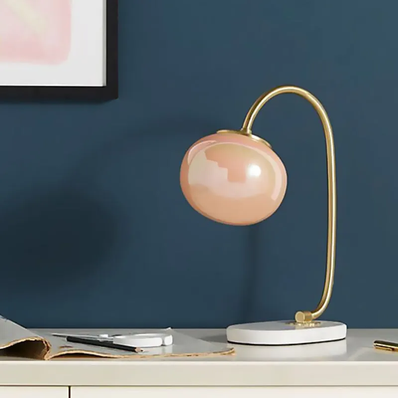 Gold Global Read Book Light Scandinavische stijl 1-koppige roze glazen nachttafellamp met metalen zwanenhalsarm Clearhalo