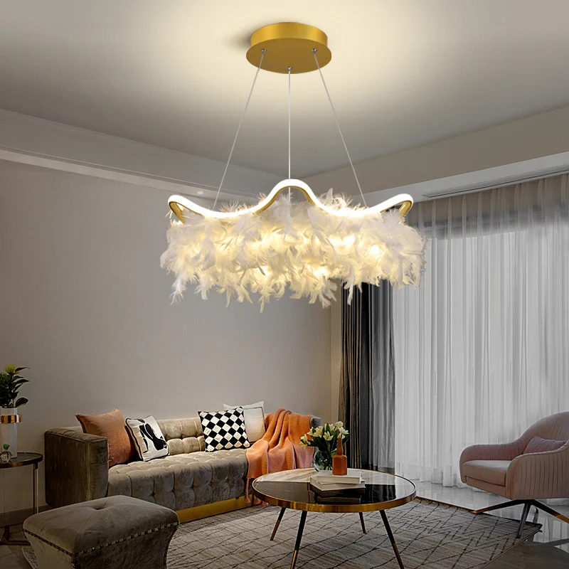 Golvende metalen ophangverlichting Noordse witgouden LED-kroonluchter met verendecoratie Clearhalo