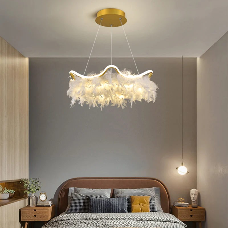 Golvende metalen ophangverlichting Noordse witgouden LED-kroonluchter met verendecoratie Clearhalo