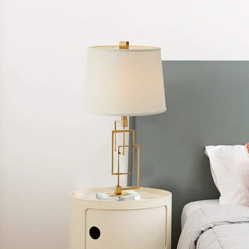 Goud doorsneden rechthoeken nachtkastje lamp traditioneel metaal 1 hoofd woonkamer stof tafellamp Clearhalo