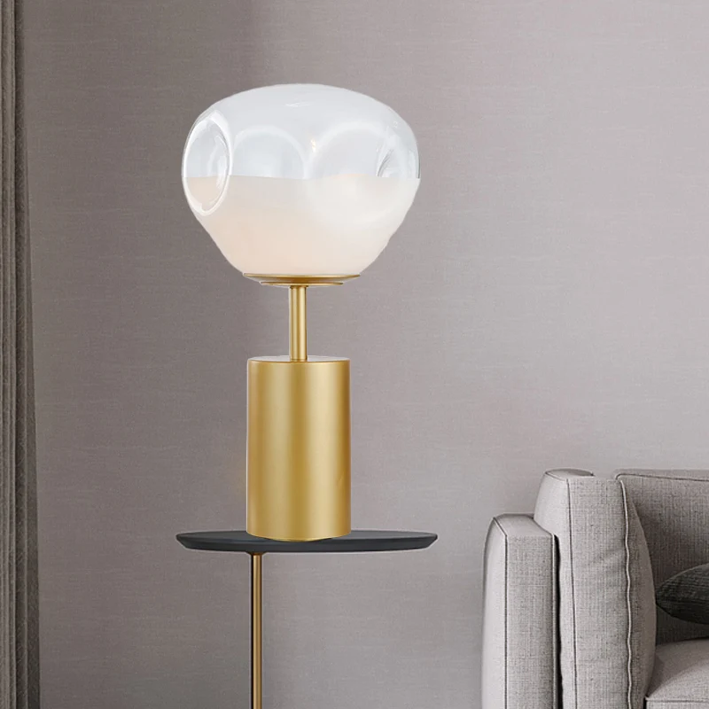 Goud geometrisch nachtkastje licht modernisme 1 lichtmetalen nachtkastjelamp met crèmekleurige glazen kap met kuiltje Clea...