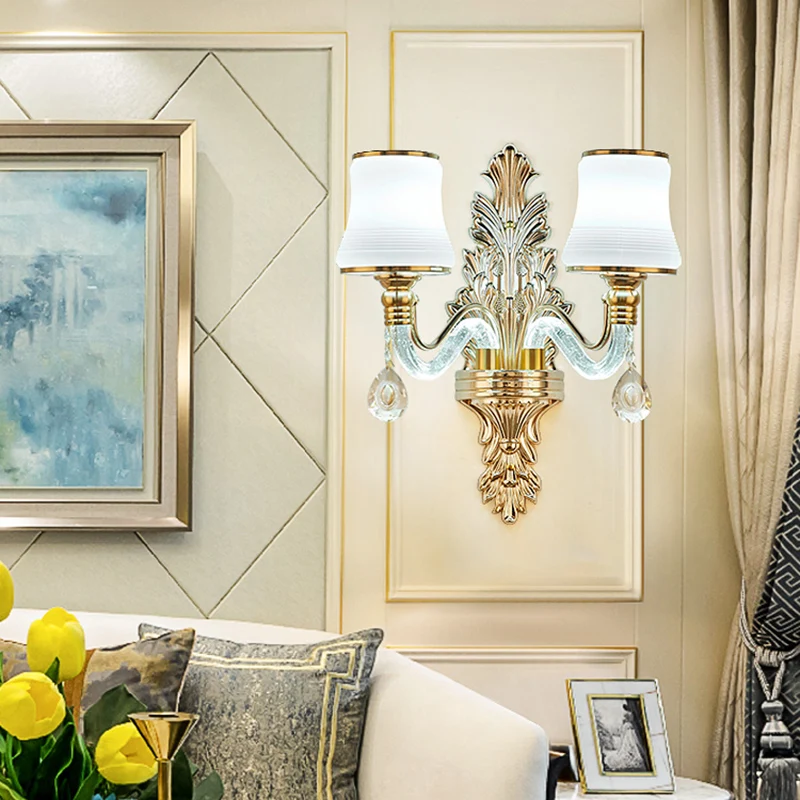 Goud uitlopende wandmontage verlichting Traditionele witte glazen woonkamerkandelaar met verlichte arm Clearhalo