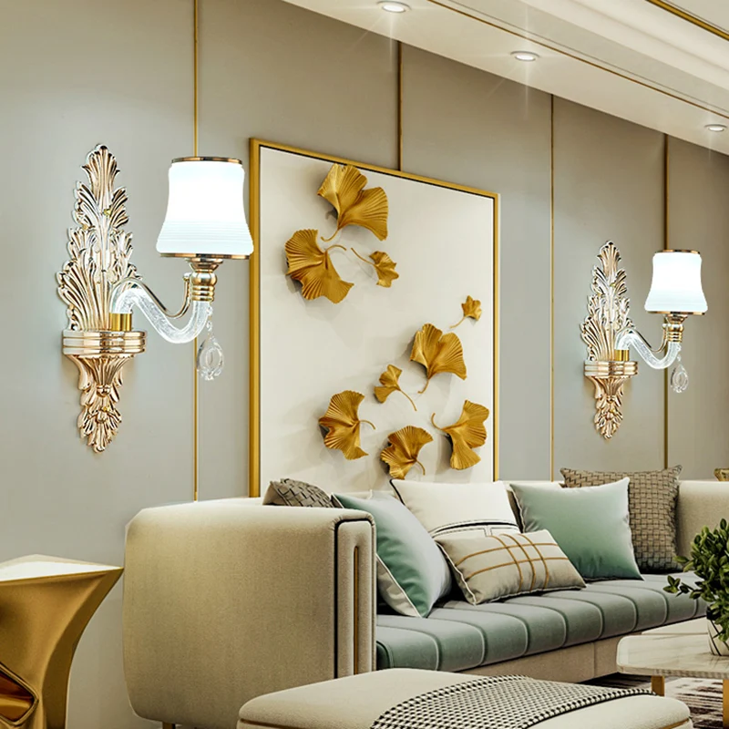 Goud uitlopende wandmontage verlichting Traditionele witte glazen woonkamerkandelaar met verlichte arm Clearhalo