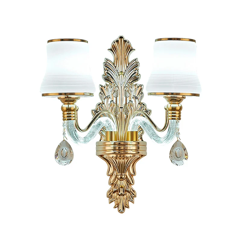 Goud uitlopende wandmontage verlichting Traditionele witte glazen woonkamerkandelaar met verlichte arm Clearhalo