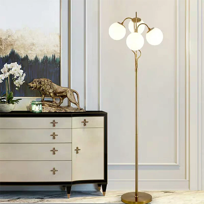 Gouden afwerking Ball vloerlamp Post moderne 4-lichts witte glazen standaard vloerlamp voor woonkamer Clearhalo