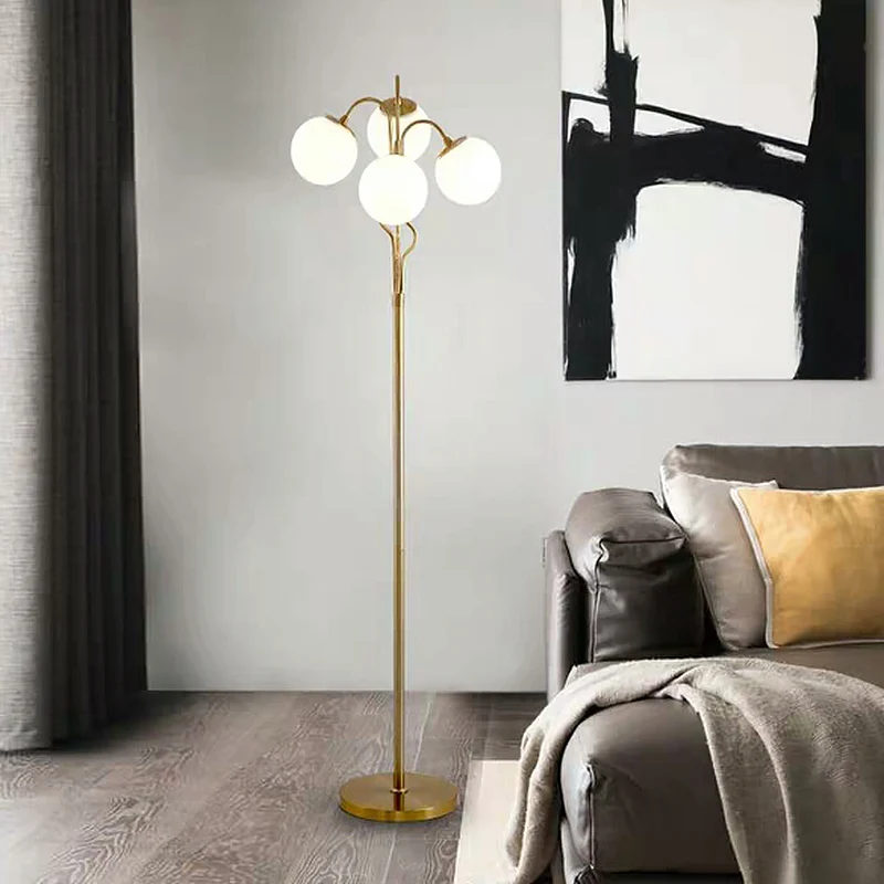 Gouden afwerking Ball vloerlamp Post moderne 4-lichts witte glazen standaard vloerlamp voor woonkamer Clearhalo