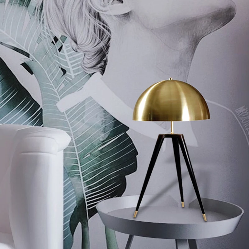 Gouden afwerking Dome tafellamp Hedendaagse 1-lichts metalen tafellamp met statief voor woonkamer Clearhalo