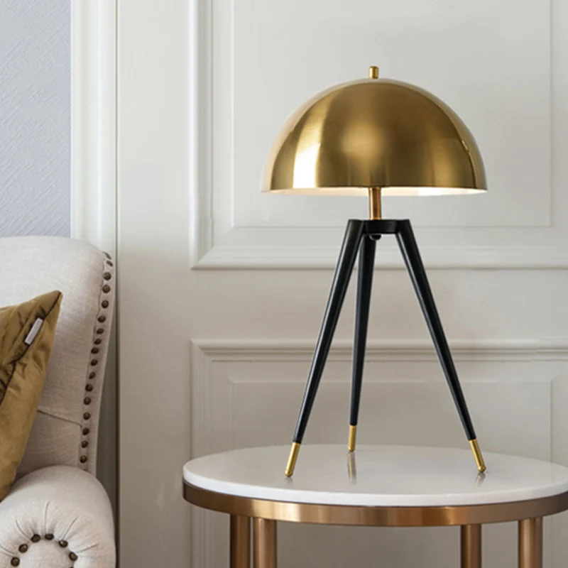 Gouden afwerking Dome tafellamp Hedendaagse 1-lichts metalen tafellamp met statief voor woonkamer Clearhalo