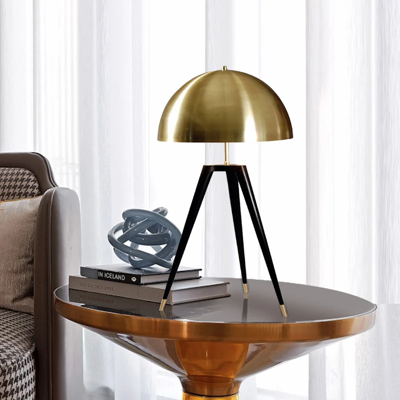 Gouden afwerking Dome tafellamp Hedendaagse 1-lichts metalen tafellamp met statief voor woonkamer Clearhalo
