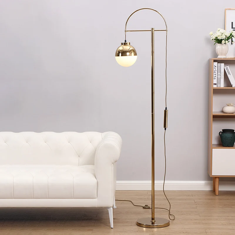 Gouden afwerking gebogen staande vloerlamp postmoderne 1-lichts metalen vloerleeslamp met bolvormige kap Clearhalo