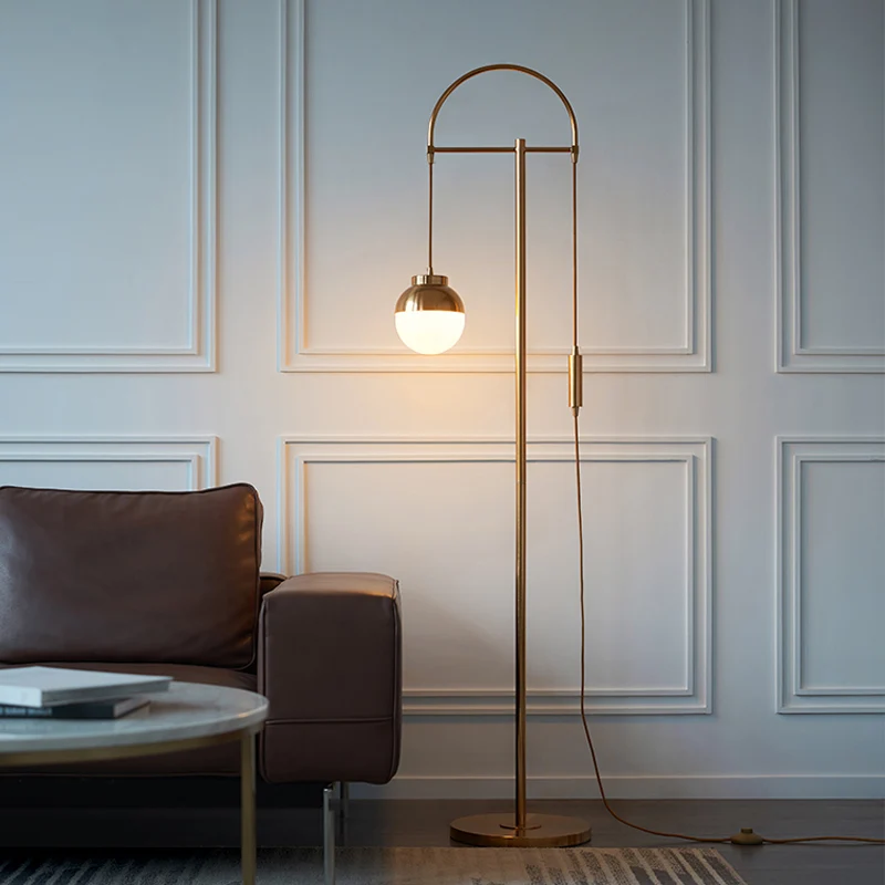 Gouden afwerking gebogen staande vloerlamp postmoderne 1-lichts metalen vloerleeslamp met bolvormige kap Clearhalo