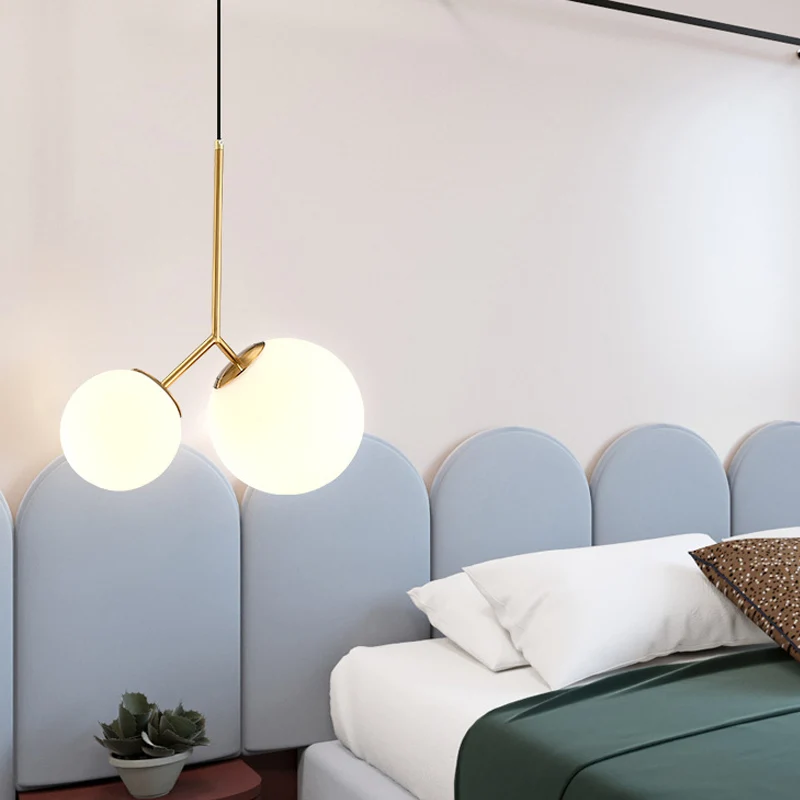 Gouden bolvormige kroonluchter licht moderniteit 2 lampen melkachtig glas ophanging hanger voor eetkamer Clearhalo