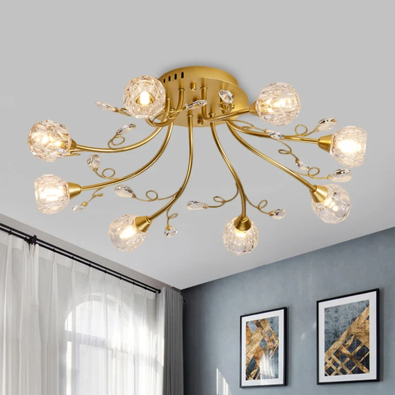 Gouden bolvormige plafondlamp eenvoudige stijl 8 lampen kristallen prisma's semi-gemonteerde verlichting met scrollarm Cle...