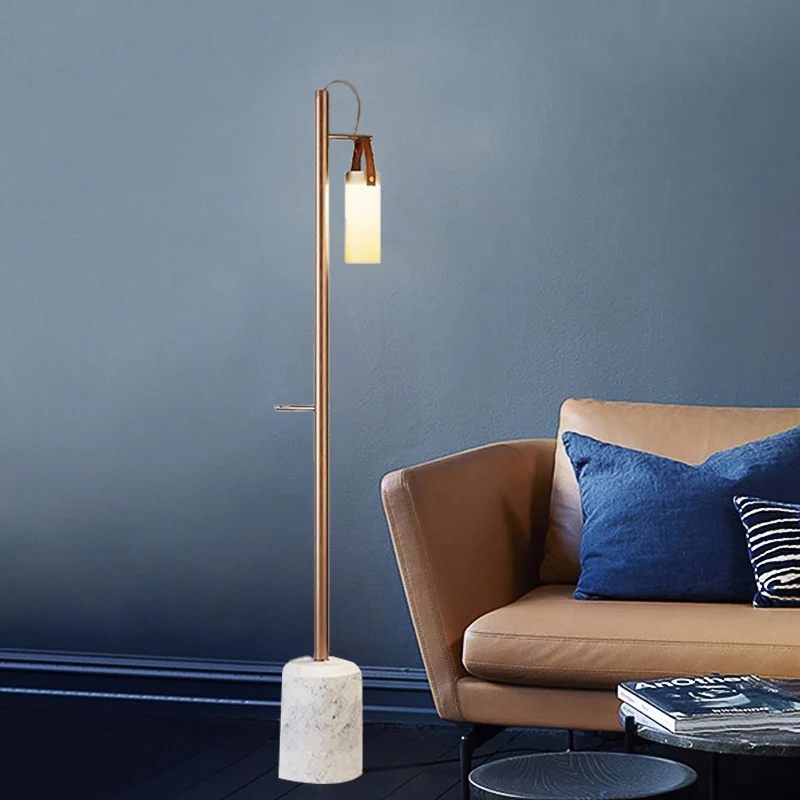 Gouden buisvormige staande vloerlamp Post Modern 1-lichts opaalglazen vloerlamp met lederen handgreep Clearhalo