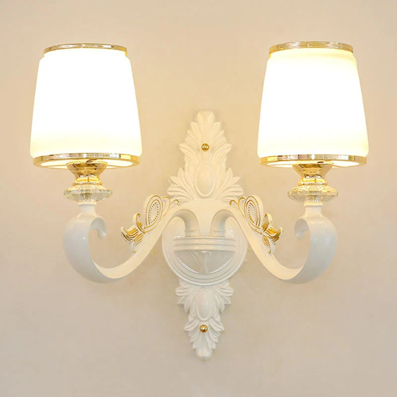 Gouden conische hangende hanglamp Simplicity opaline glazen kroonluchterverlichting met gebogen arm Clearhalo