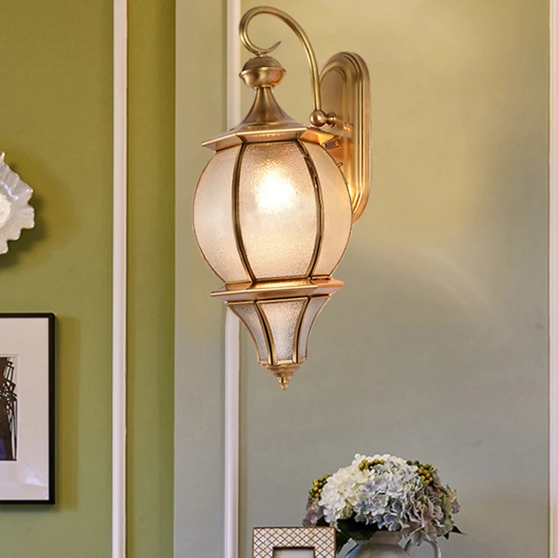 Gouden druppelvormige schanslicht retrostijl, afgeschuind metaal en waterglas, wandlamp met 1 lamp Clearhalo