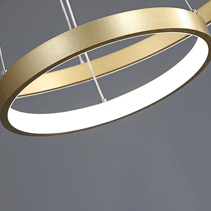 Gouden Orbit hangende kroonluchter postmoderne acryl LED-hanglampset, 23,5"/31,5" breed Clearhalo