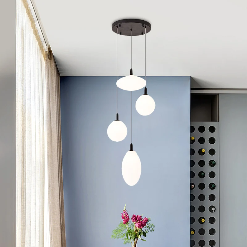 Goud/zwarte bol en ovale clusterhanger Minimalisme 4-lichts hanglamp van crèmekleurig glas met ronde luifel Clearhalo