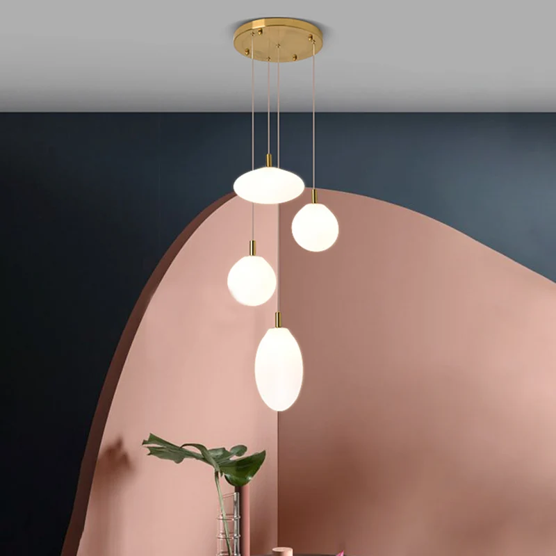 Goud/zwarte bol en ovale clusterhanger Minimalisme 4-lichts hanglamp van crèmekleurig glas met ronde luifel Clearhalo