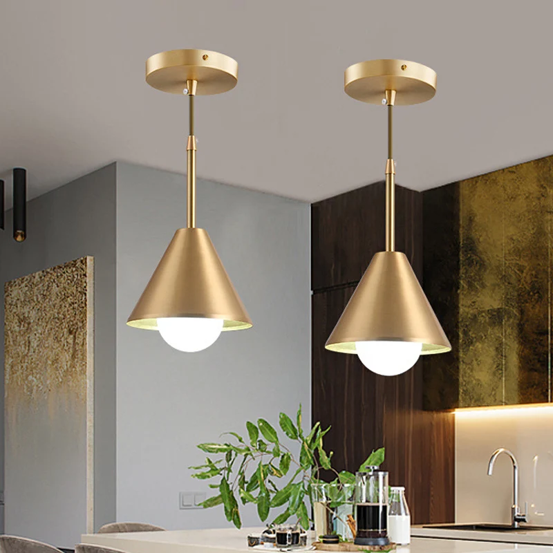 Halverwege de eeuw kegelvormige metalen hanglamp met één lamp, plafondophanglamp messing boven eettafel Clearhalo