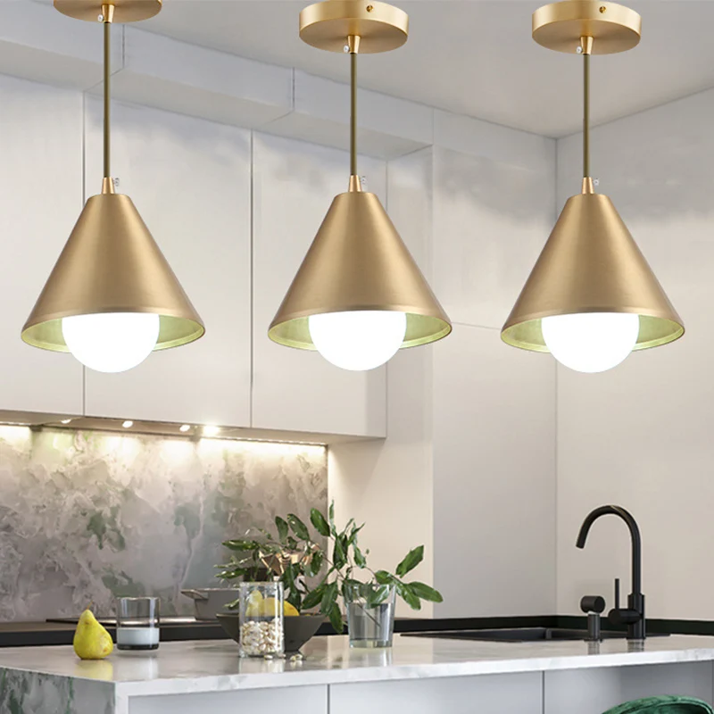 Halverwege de eeuw kegelvormige metalen hanglamp met één lamp, plafondophanglamp messing boven eettafel Clearhalo