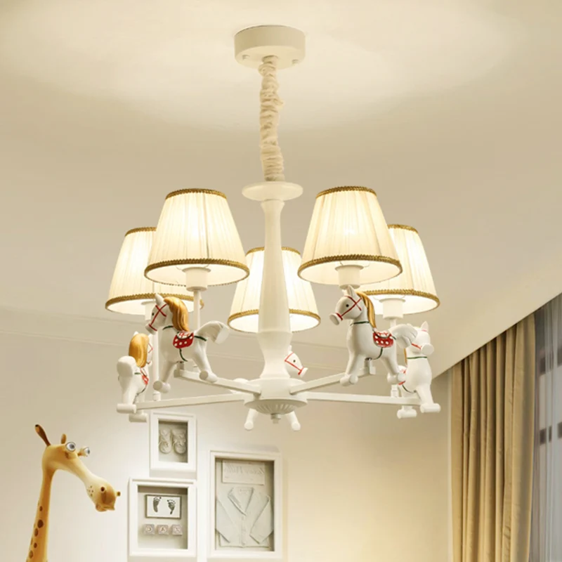 Hangende kroonluchter met stoffen lampenkap, 5-lichts beige hanglamp voor kinderen met carrouselontwerp Clearhalo