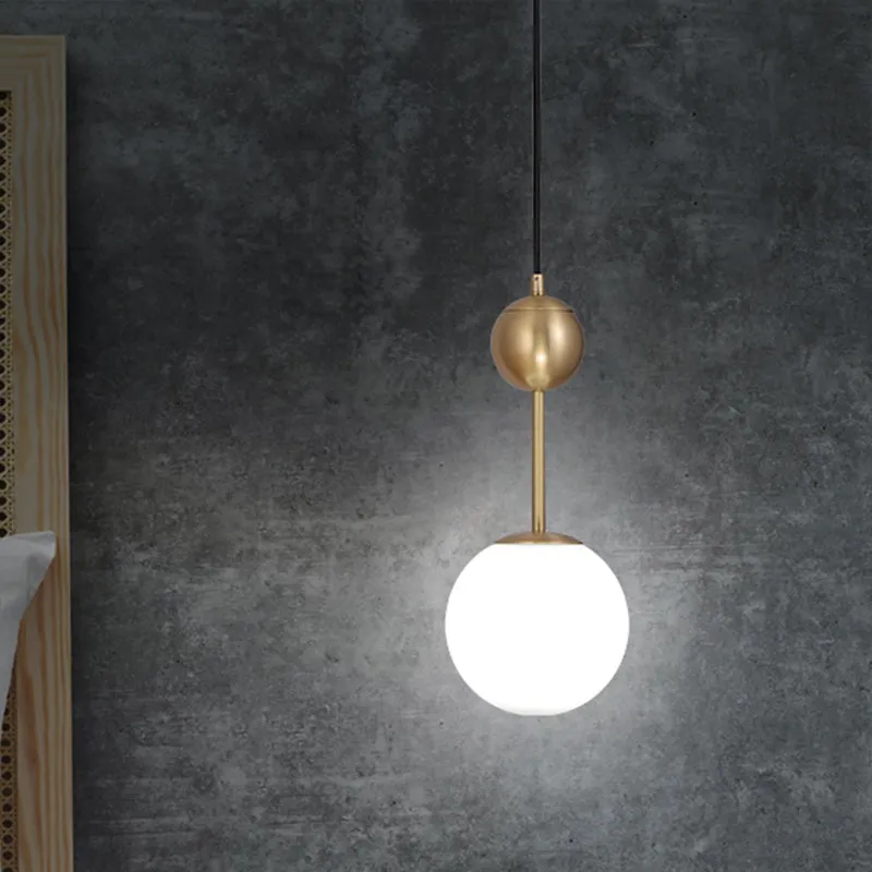Hanglamp met 1 hoofdslaapkamer, eenvoudige hangende hanglamp van messing met bolvormige kap van melkglas Clearhalo