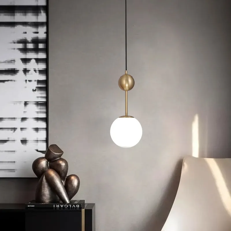 Hanglamp met 1 hoofdslaapkamer, eenvoudige hangende hanglamp van messing met bolvormige kap van melkglas Clearhalo