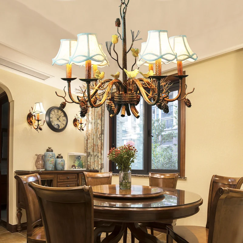 Hanglamp met 6 lampen, rustieke geschulpte metalen hangende kroonluchter wit met stoffen kap en dennenappel Clearhalo