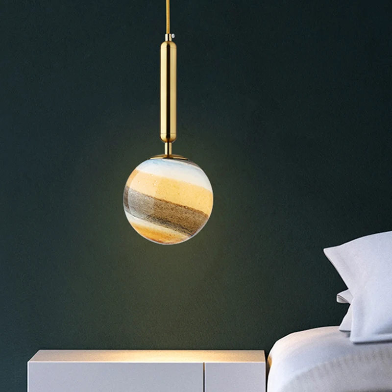 Hanglamp met 1 slaapkamer, eigentijds goud/zwart, hangend plafondlicht met bolvormige matglazen kap Clearhalo