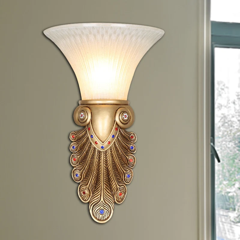 Hars gouden wandlamp Sconce Peacock Tail 1 licht Landelijke stijlvolle wandmontage lamp met opaal glazen belkap Clearhalo