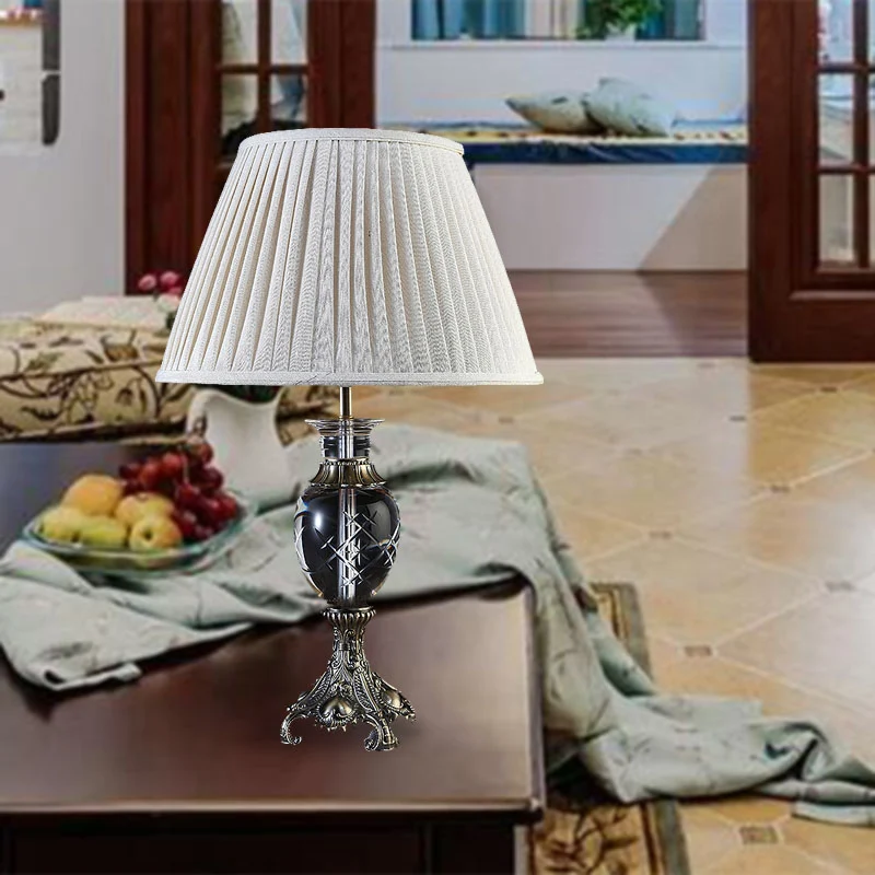 Helder kristal geplooid schaduwnachttafellampje Lodge 1-lichts nachtkastjelamp beige Clearhalo
