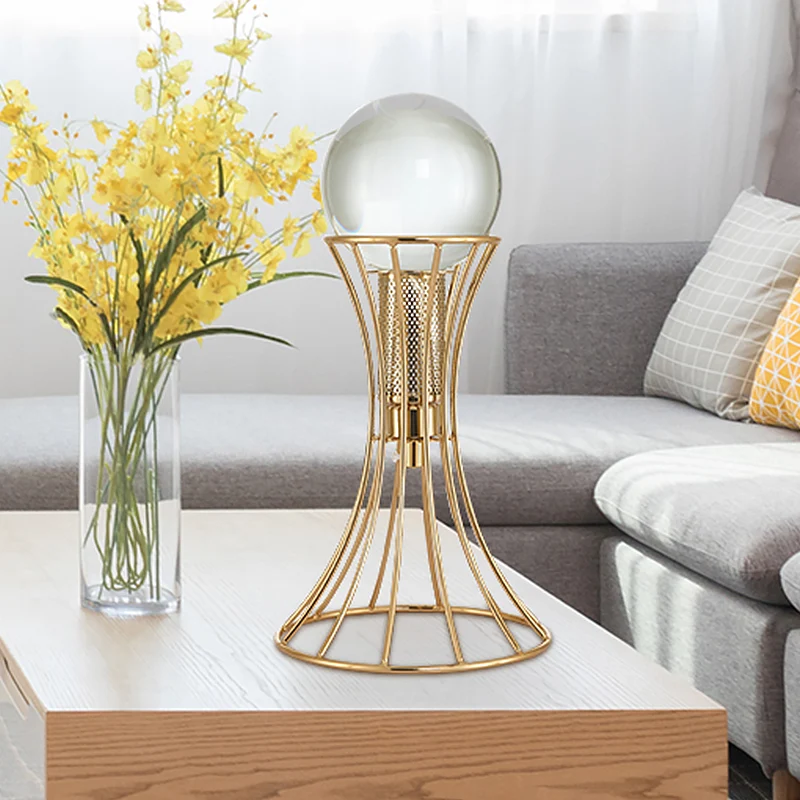 Heldere kristallen bol bureaulamp Minimalistische LED-leeslamp met gouden zandloperkooi metalen voet Clearhalo