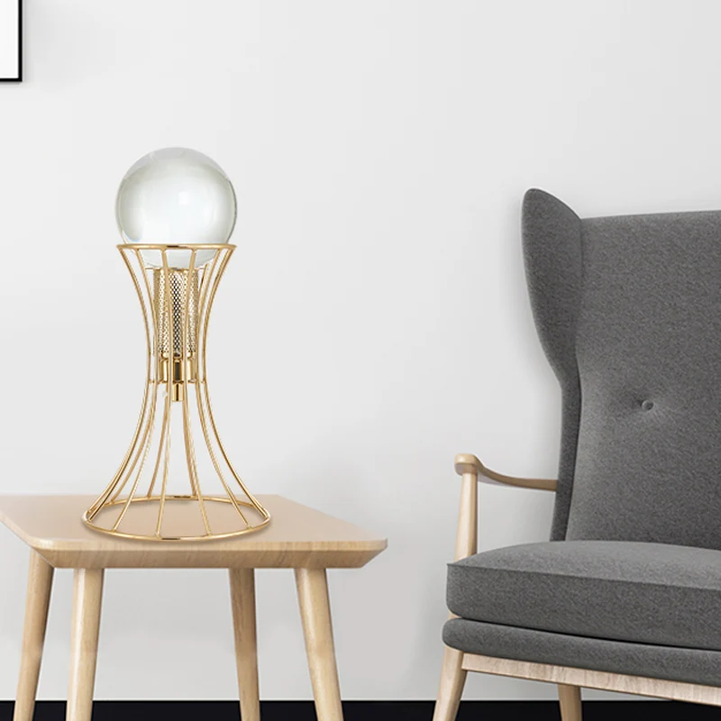 Heldere kristallen bol bureaulamp Minimalistische LED-leeslamp met gouden zandloperkooi metalen voet Clearhalo