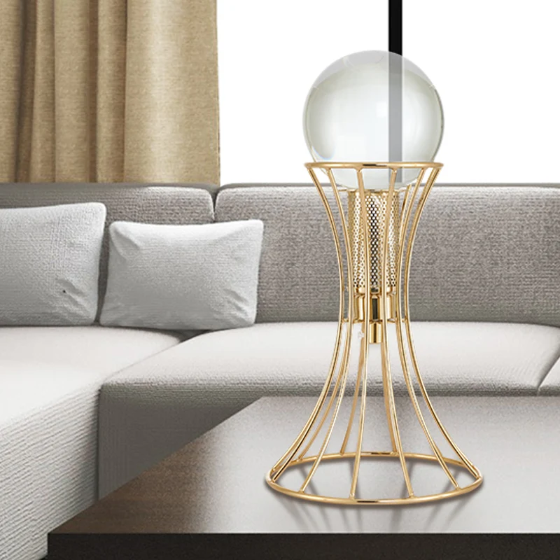Heldere kristallen bol bureaulamp Minimalistische LED-leeslamp met gouden zandloperkooi metalen voet Clearhalo