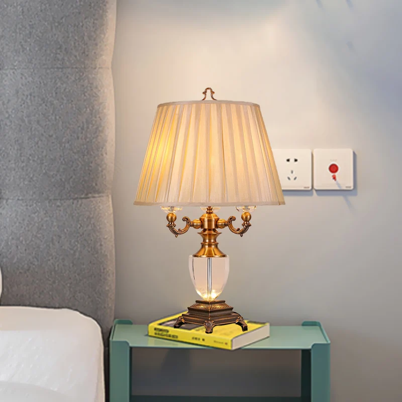 3 hoofden taps toelopende trommel kristallen taaklamp modernisme stoffen leesboeklicht beige Clearhalo