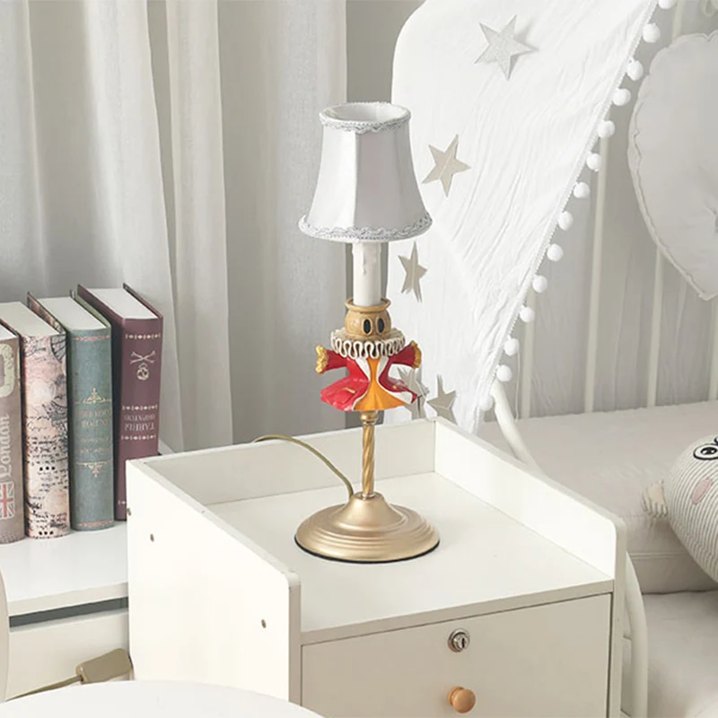 1 hoofdleesboek naast het bed Moderne gouden taakverlichting met kledingbasis en tonschaduw Clearhalo