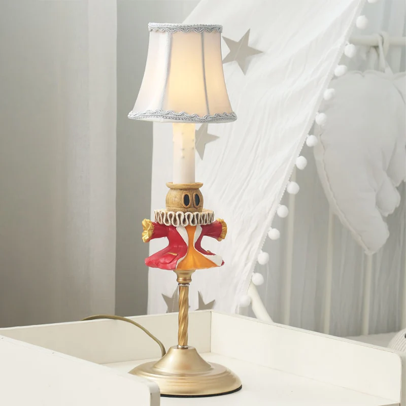1 hoofdleesboek naast het bed Moderne gouden taakverlichting met kledingbasis en tonschaduw Clearhalo