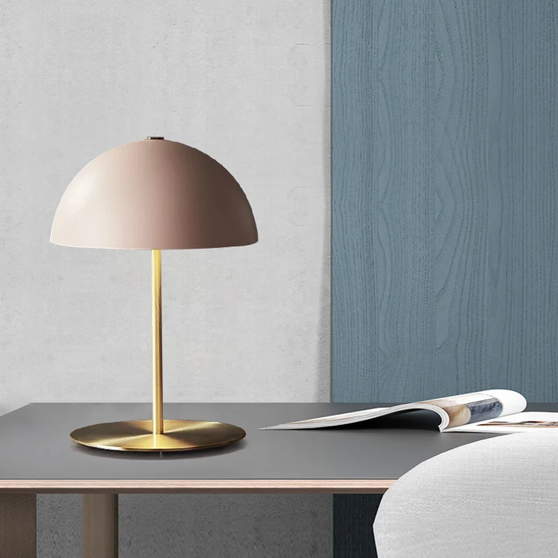 1 hoofdstudietaakverlichting Modernisme Roze nachttafellamp met halfronde metalen kap Clearhalo