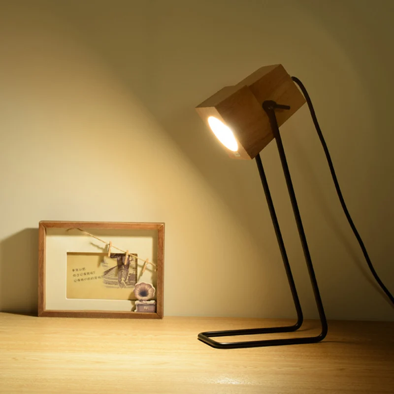 Houten klokvormige taaklamp Modern 1-lichts beige leesboeklamp met zwarte slanke arm Clearhalo